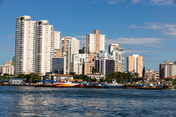 A imagem mostra a cidade de Guarujá